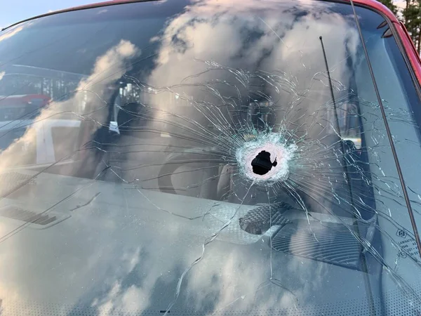 Yanmış ve havaya uçmuş bir araba. Bombardımandan sonra arabalar hasar gördü. Arabanın gövdesinde kurşun izleri var. Rusya ve Ukrayna arasındaki savaş, Irpin-Bucha, 10 Nisan 2022