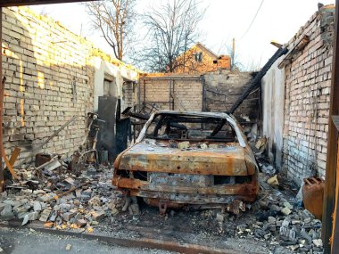 Yanmış ve havaya uçmuş bir araba. Bombardımandan sonra arabalar hasar gördü. Arabanın gövdesinde kurşun izleri var. Rusya ve Ukrayna arasındaki savaş, Irpin-Bucha, 10 Nisan 2022