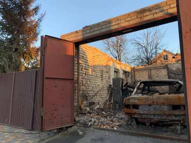 Yanmış ve havaya uçmuş bir araba. Bombardımandan sonra arabalar hasar gördü. Arabanın gövdesinde kurşun izleri var. Rusya ve Ukrayna arasındaki savaş, Irpin-Bucha, 10 Nisan 2022