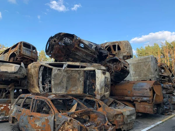 Yanmış ve havaya uçmuş bir araba. Bombardımandan sonra arabalar hasar gördü. Arabanın gövdesinde kurşun izleri var. Rusya ve Ukrayna arasındaki savaş, Irpin-Bucha, 10 Nisan 2022