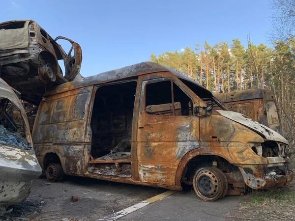 燃烧和炸毁汽车 汽车在炮击后受损 车体上的枪弹痕迹俄乌战争 Irpin Bucha 2022年4月10日 — 图库照片