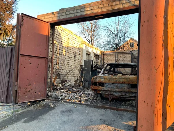 Yanmış ve havaya uçmuş bir araba. Bombardımandan sonra arabalar hasar gördü. Arabanın gövdesinde kurşun izleri var. Rusya ve Ukrayna arasındaki savaş, Irpin-Bucha, 10 Nisan 2022