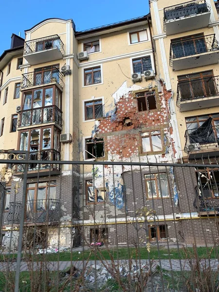 Yanmış ve havaya uçmuş bir araba. Bombardımandan sonra arabalar hasar gördü. Arabanın gövdesinde kurşun izleri var. Rusya ve Ukrayna arasındaki savaş, Irpin-Bucha, 10 Nisan 2022