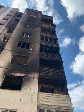 Bombardımandan sonra çok katlı binaların yıkıntıları. Patlamalardan dolayı yanmış evler. Ev bombalar ve uçaklardan hasar gördü. Rusya ve Ukrayna arasındaki savaş, Irpin-Bucha, 10 Nisan 2022