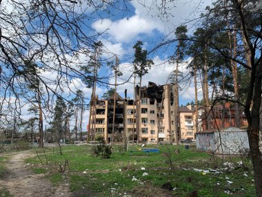 Bombardımandan sonra çok katlı binaların yıkıntıları. Patlamalardan dolayı yanmış evler. Ev bombalar ve uçaklardan hasar gördü. Rusya ve Ukrayna arasındaki savaş, Irpin-Bucha, 10 Nisan 2022