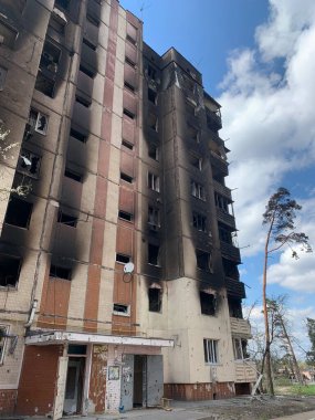 Bombardımandan sonra çok katlı binaların yıkıntıları. Patlamalardan dolayı yanmış evler. Ev bombalar ve uçaklardan hasar gördü. Rusya ve Ukrayna arasındaki savaş, Irpin-Bucha, 10 Nisan 2022