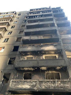 Bombardımandan sonra çok katlı binaların yıkıntıları. Patlamalardan dolayı yanmış evler. Ev bombalar ve uçaklardan hasar gördü. Rusya ve Ukrayna arasındaki savaş, Irpin-Bucha, 10 Nisan 2022