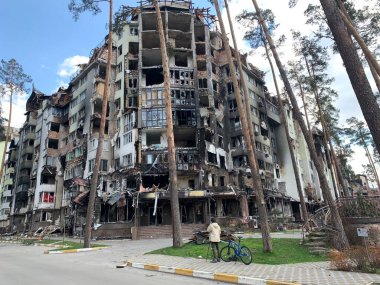 Bombardımandan sonra çok katlı binaların yıkıntıları. Patlamalardan dolayı yanmış evler. Ev bombalar ve uçaklardan hasar gördü. Rusya ve Ukrayna arasındaki savaş, Irpin-Bucha, 10 Nisan 2022