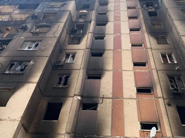 Bombardımandan sonra çok katlı binaların yıkıntıları. Patlamalardan dolayı yanmış evler. Ev bombalar ve uçaklardan hasar gördü. Rusya ve Ukrayna arasındaki savaş, Irpin-Bucha, 10 Nisan 2022