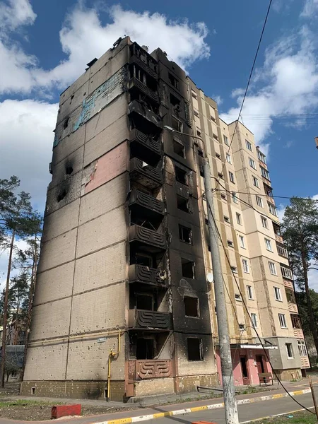 Bombardımandan sonra çok katlı binaların yıkıntıları. Patlamalardan dolayı yanmış evler. Ev bombalar ve uçaklardan hasar gördü. Rusya ve Ukrayna arasındaki savaş, Irpin-Bucha, 10 Nisan 2022