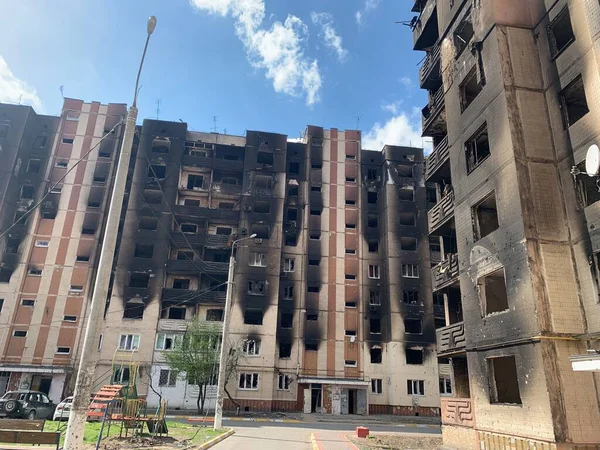 Bombardımandan sonra çok katlı binaların yıkıntıları. Patlamalardan dolayı yanmış evler. Ev bombalar ve uçaklardan hasar gördü. Rusya ve Ukrayna arasındaki savaş, Irpin-Bucha, 10 Nisan 2022