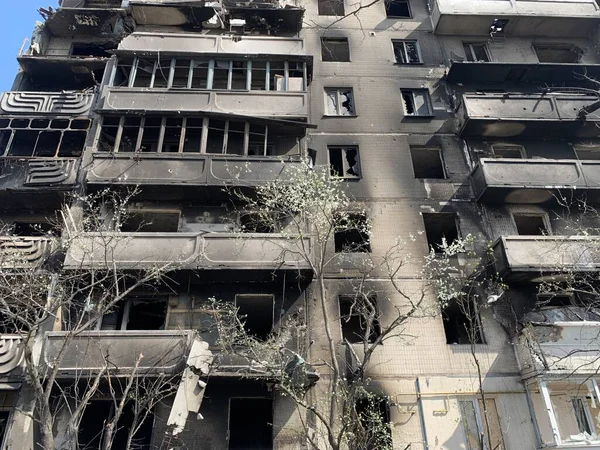 Bombardımandan sonra çok katlı binaların yıkıntıları. Patlamalardan dolayı yanmış evler. Ev bombalar ve uçaklardan hasar gördü. Rusya ve Ukrayna arasındaki savaş, Irpin-Bucha, 10 Nisan 2022