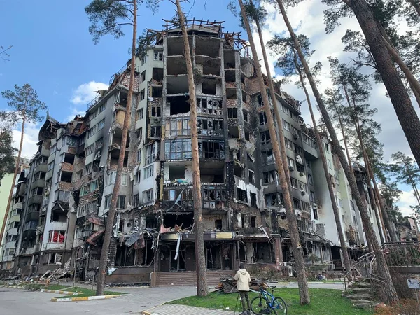 Bombardımandan sonra çok katlı binaların yıkıntıları. Patlamalardan dolayı yanmış evler. Ev bombalar ve uçaklardan hasar gördü. Rusya ve Ukrayna arasındaki savaş, Irpin-Bucha, 10 Nisan 2022