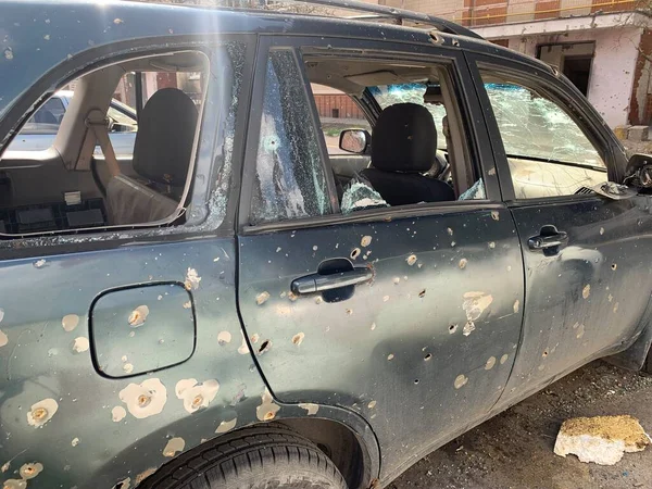 一辆被烧毁和炮击的汽车在被毁建筑物的背景下 房子的废墟和车体上的枪弹痕迹俄乌战争 Irpin Bucha 2022年4月10日 — 图库照片