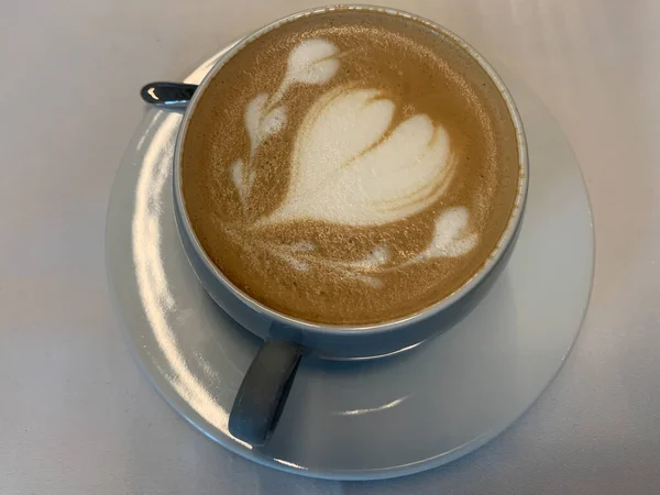 Bir Bardak Kapuçino Kalp Şeklinde Köpükle Birlikte Sütlü Porselen Kahve — Stok fotoğraf