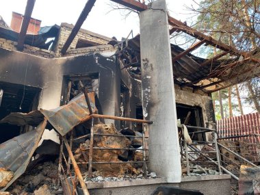 Topçu mermisinden yanmış bir özel ev. Askeri saldırılar sonucu hasar görmüş bir ev. Bir madenden yıkılan ev. Rusya ve Ukrayna arasındaki savaş, Irpin - Bucha, 10 Nisan 2022