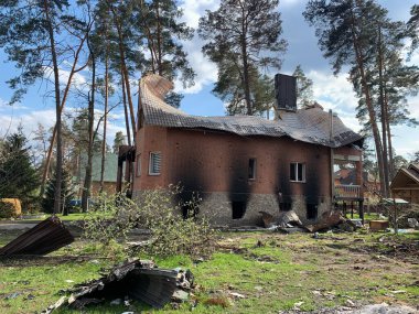 Topçu mermisinden yanmış bir özel ev. Askeri saldırılar sonucu hasar görmüş bir ev. Bir madenden yıkılan ev. Rusya ve Ukrayna arasındaki savaş, Irpin - Bucha, 10 Nisan 2022