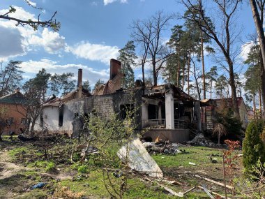 Topçu mermisinden yanmış bir özel ev. Askeri saldırılar sonucu hasar görmüş bir ev. Bir madenden yıkılan ev. Rusya ve Ukrayna arasındaki savaş, Irpin - Bucha, 10 Nisan 2022