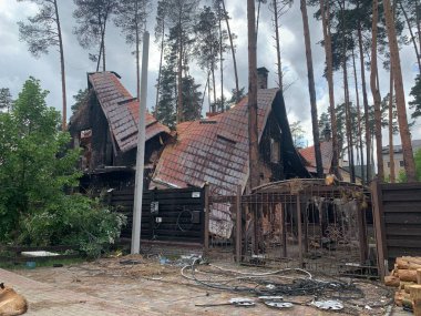 Topçu mermisinden yanmış bir özel ev. Askeri saldırılar sonucu hasar görmüş bir ev. Bir madenden yıkılan ev. Rusya ve Ukrayna arasındaki savaş, Irpin - Bucha, 10 Nisan 2022