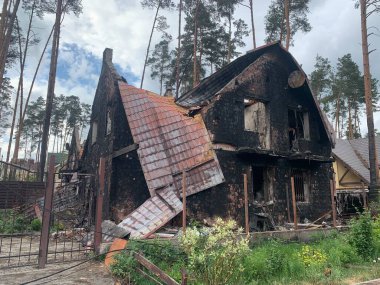 Topçu mermisinden yanmış bir özel ev. Askeri saldırılar sonucu hasar görmüş bir ev. Bir madenden yıkılan ev. Rusya ve Ukrayna arasındaki savaş, Irpin - Bucha, 10 Nisan 2022