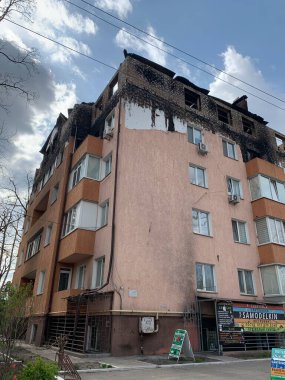 Yüksek katlı bina bir top mermisinden yandı. Rus askeri saldırıları sonucu hasar görmüş bir ev. Madenden çok katlı bir bina havaya uçtu. Savaş - Ukrayna, Irpin, 10 Nisan 2022