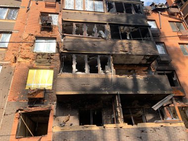 Yüksek katlı bina bir top mermisinden yandı. Rus askeri saldırıları sonucu hasar görmüş bir ev. Madenden çok katlı bir bina havaya uçtu. Savaş - Ukrayna, Irpin, 10 Nisan 2022