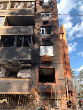 Yüksek katlı bina bir top mermisinden yandı. Rus askeri saldırıları sonucu hasar görmüş bir ev. Madenden çok katlı bir bina havaya uçtu. Savaş - Ukrayna, Irpin, 10 Nisan 2022
