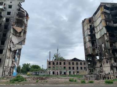 Bombardımandan sonra çok katlı bir binanın kalıntıları. Patlama ve yangından dolayı yanmış bir ev. Ev uçaklar tarafından hasar gördü. Rusya ve Ukrayna arasındaki savaş, Borodyanka, 14 Temmuz 2022