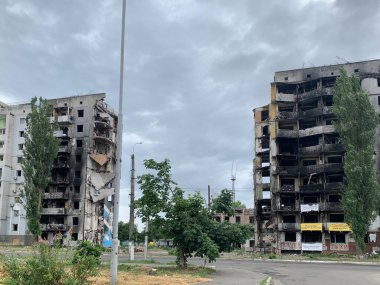 Bombardımandan sonra çok katlı bir binanın kalıntıları. Patlama ve yangından dolayı yanmış bir ev. Ev uçaklar tarafından hasar gördü. Rusya ve Ukrayna arasındaki savaş, Borodyanka, 14 Temmuz 2022