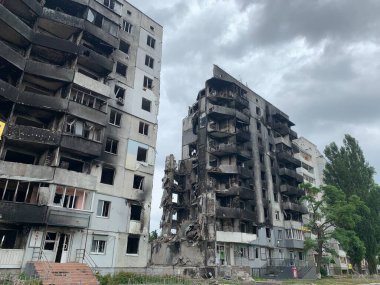 Bombardımandan sonra çok katlı bir binanın kalıntıları. Patlama ve yangından dolayı yanmış bir ev. Ev uçaklar tarafından hasar gördü. Rusya ve Ukrayna arasındaki savaş, Borodyanka, 14 Temmuz 2022