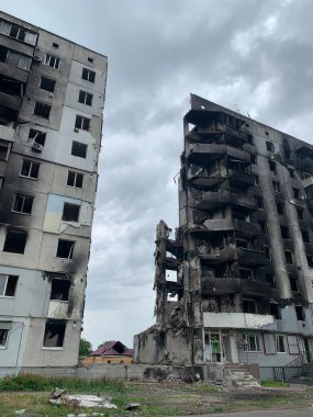 Bombardımandan sonra çok katlı bir binanın kalıntıları. Patlama ve yangından dolayı yanmış bir ev. Ev uçaklar tarafından hasar gördü. Rusya ve Ukrayna arasındaki savaş, Borodyanka, 14 Temmuz 2022