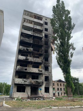 The ruins of a multi-storey building after shelling. Burnt house due to explosions and fire. The house was damaged by aircraft. War between Russia and Ukraine, Borodyanka, July 14, 2022