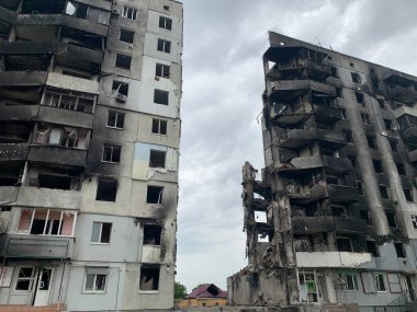 Bombardımandan sonra çok katlı bir binanın kalıntıları. Patlama ve yangından dolayı yanmış bir ev. Ev uçaklar tarafından hasar gördü. Rusya ve Ukrayna arasındaki savaş, Borodyanka, 14 Temmuz 2022