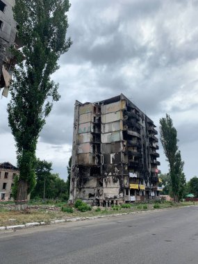 Bombardımandan sonra çok katlı bir binanın kalıntıları. Patlama ve yangından dolayı yanmış bir ev. Ev uçaklar tarafından hasar gördü. Rusya ve Ukrayna arasındaki savaş, Borodyanka, 14 Temmuz 2022