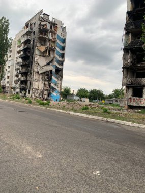 Bombardımandan sonra çok katlı bir binanın kalıntıları. Patlama ve yangından dolayı yanmış bir ev. Ev uçaklar tarafından hasar gördü. Rusya ve Ukrayna arasındaki savaş, Borodyanka, 14 Temmuz 2022