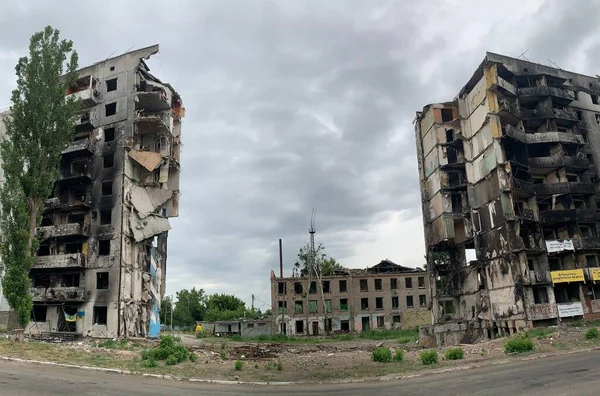 Ruïnes Van Een Gebouw Met Meerdere Verdiepingen Beschietingen Verbrand Huis — Stockfoto
