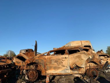 Yanmış ve havaya uçmuş bir araba. Bombardımandan sonra arabalar hasar gördü. Arabanın gövdesinde kurşun izleri var. Rusya ve Ukrayna arasındaki savaş, Kyiv bölgesi - Bucha, 10 Temmuz 2022