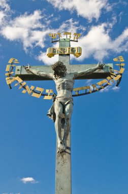 Mavi gökyüzü ile Prag'da çapraz