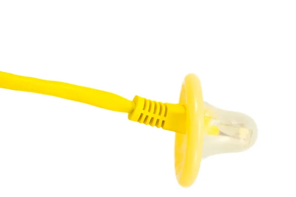 Het beveiliging - gele lan kabel met condoom — Stockfoto
