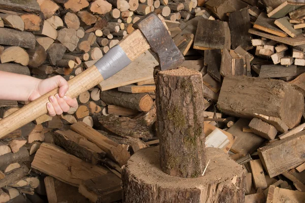 Rąbać drewno siekierą i stos drewna — Zdjęcie stockowe