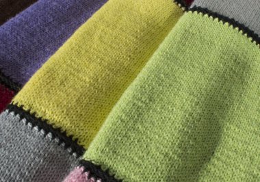 yün, ipek, çok renkli, örgü şal kıvrımlar tarafından koymak.