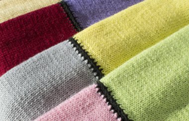 yün, ipek, çok renkli, örgü şal kıvrımlar tarafından koymak.