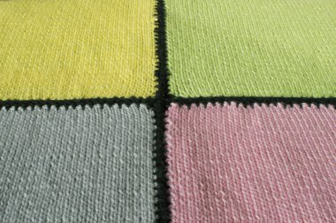 bir yün parçası, çok renkli, örgü şal, tarafından yakın bir yukarı fotoğraflandı olduğunu.