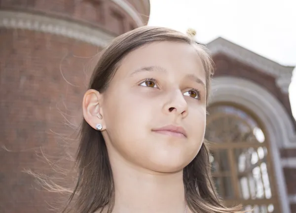 Προσωπογραφία του κοριτσιού κατά ένα καθεδρικό ναό. — Φωτογραφία Αρχείου