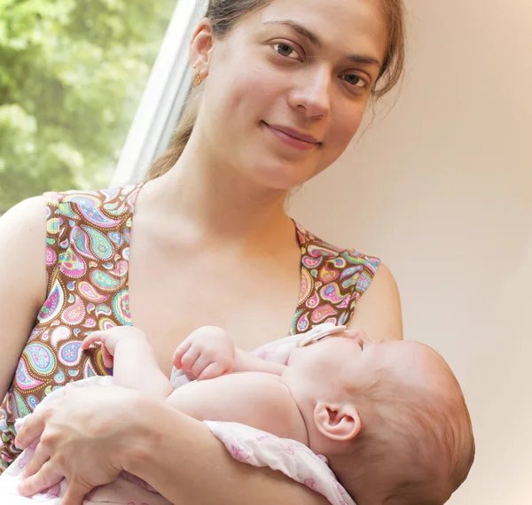 Portret van een jonge moeder met de baby. — Stockfoto