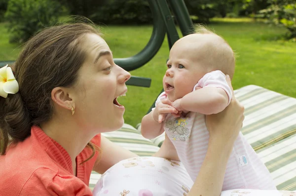 Jonge moeder communiceert met baby. — Stockfoto