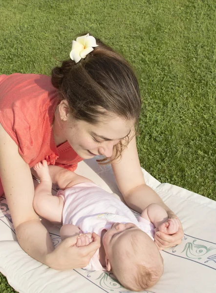 Mama tânără comunică cu bebelușul . — Fotografie, imagine de stoc