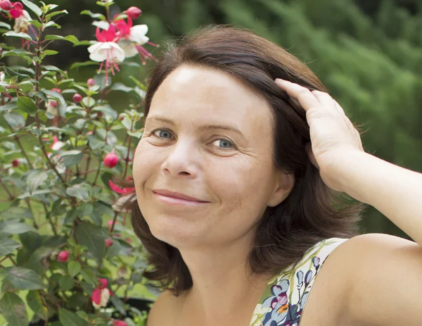 La donna in un giardino . — Foto Stock