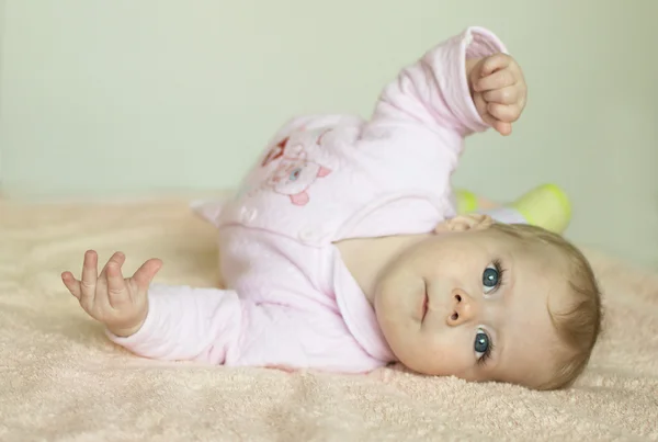 Yarım yıl bebek portresi. — Stok fotoğraf