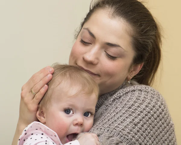 Portret van een jonge moeder met de baby. — Stockfoto